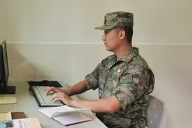 甘当绿叶衬红花，这位教练员助力20多名战士参加国庆70周年阅兵图片