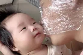 爸爸头裹保鲜膜亲吻两个多月的女儿，妈妈：为了保护宝宝图片