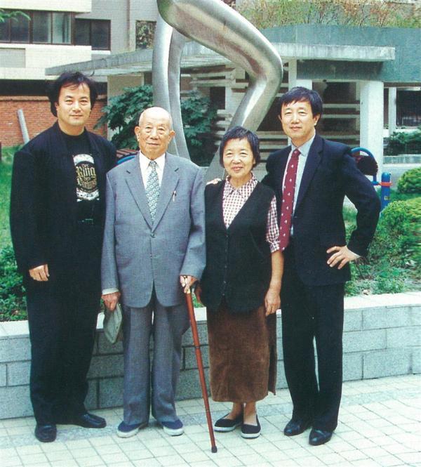 汤晓丹一家四口(出自《著名电影导演汤晓丹》一书)汤晓丹曾说,"电影是