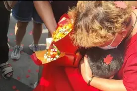 小伙二十多年被拐4次终回家：抱住母亲跪地痛哭图片