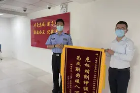 500万元单据大意遗失 民警徒手翻垃圾终找回图片