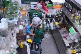 未按要求去冰，女顾客将奶茶泼在茶饮店内，客服：去冰会影响口感图片