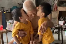 94岁太爷爷蹬1小时三轮车探望生病重孙子：我买了两包好吃的图片