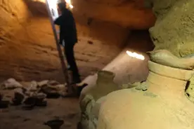 “千载难逢”的发现：以色列发现3300年前墓穴，出土数件陶器图片
