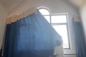 奇奇怪怪的设计又来了！湖南一学生晒教室奇葩窗帘：怎么拉起来？图片