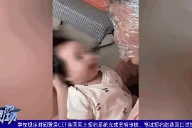 宝爸头裹保鲜膜狂亲2月大女儿，医生温馨提醒图片