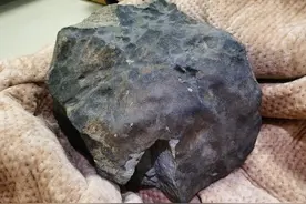 上海陨石收藏家花数百万元购得目击陨石，紫金山天文台研究后得出结论图片