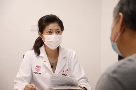 被“秒睡”折磨的人：经历睡眠瘫痪无法区别现实与梦境，女孩被同学喊瞌睡虫受排挤，过马路不知能否抵达那头图片