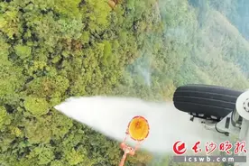 “只想快些灭火，早已忘了疲惫”长沙应急驰援永州灭山火图片