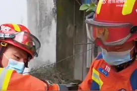 太尴尬！成都一小浣熊头卡栅栏，被救时吓尿了图片