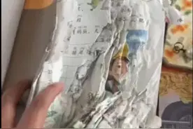 二年级小朋友上课无聊咬坏新书，老师：教育后又发了一套新课本图片
