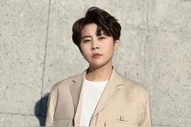 “奥运冠军”王濛晒与周洋张会的合照 网友：三朵金花合体了图片