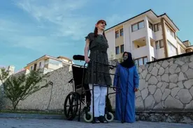世界最高女子再破3项世界纪录 因患罕见疾病长到2.15米图片