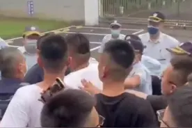 嚣张！台媒：台南一监狱外小弟想放鞭炮接大哥出狱，被制止后辱骂警察图片