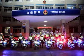 警摩+便衣，郑州交警突击夜查摩托车飙车图片