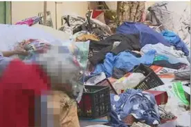 摊上这样的邻居怎么办？上海九旬阿婆拾荒多年，臭气熏天，一清理就躺倒要挟……图片