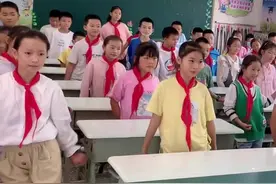云南一老师带学生跳课桌舞活跃气氛图片