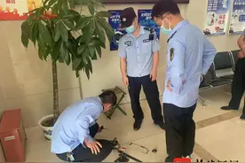 用超大号鱼钩在南京内秦淮垂钓，秦淮城管联合公安查处图片