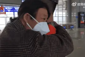 肖思远母亲再送儿入伍，这一幕看哭了图片