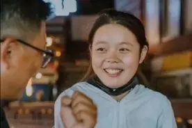 全网心疼，送外卖的21岁单亲妈妈刷屏！本人回应来了！图片