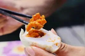 翻沙流油、咸香适口的咸鸭蛋如何腌制？佘山村民教你诀窍图片