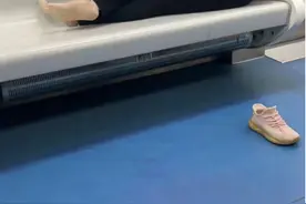 中年女子脱鞋躺地铁座位上，一只鞋被人踢走，踢鞋者：想让她长点记性图片