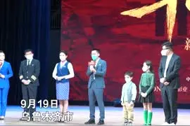 直击《平凡英雄》首映现场③丨医生黎立：努力让断臂男孩回归正常生活图片
