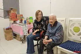 患阿尔茨海默症百岁奶奶走红：女儿细心照护分享趣事，维护一个老人的尊严图片