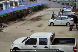 陕西5名男孩爬车顶蹦跳致车架变形，车主索赔被拉黑？家长回应图片