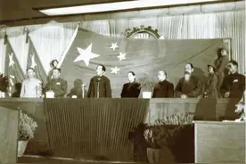 开国大典上，毛泽东主席在天安门升起的是第三面国旗？图片