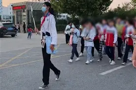 小学五年级女孩身高就达一米八，同学家长：她性格活泼开朗图片