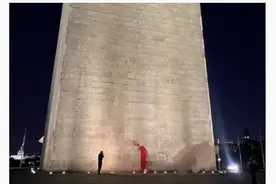 华盛顿纪念碑被泼红漆并写下脏话图片