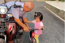 重孙女想玩平衡车，86岁太爷爷骑车10公里买回：别的小朋友有的你也有图片