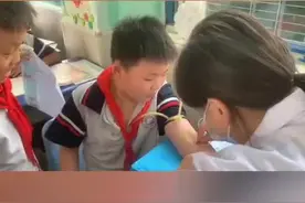 “咯咯咯”！男孩抽血被吓成表情包，发出魔性笑声图片