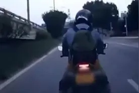 不满后车鸣笛故意别车，一摩托车骑手被警方行拘视频封面