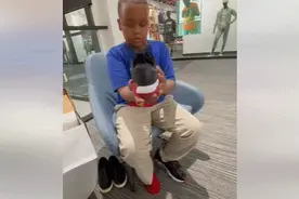 美国父亲记录儿子试穿新鞋开心时刻，突然商场响起一连串枪声图片