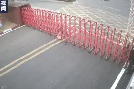 小男孩悄悄来到消防队“投喂”，没想到被卡在门里……图片