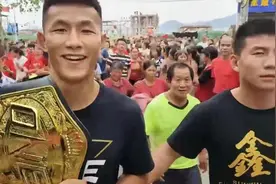 羽量级拳王唐凯载誉回乡，唐凯：要把这条金腰带一直留在中国图片