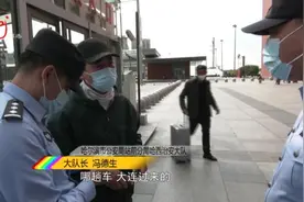 哈尔滨火车站内民警检查喊客揽客，一可疑男子躲进洗手间……图片