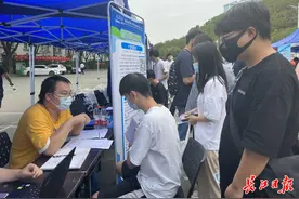 校园招聘会上，辅导员现场指导学生投简历图片