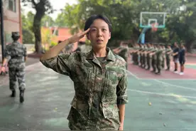 飒！这两名中山大学女研究生，参军了图片