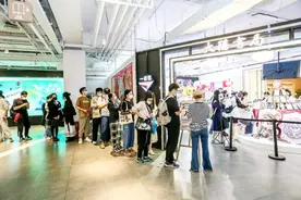 上海大隐书局被书迷包围了？“爱潜水的乌贼”签售会受热捧，现场人气火爆图片