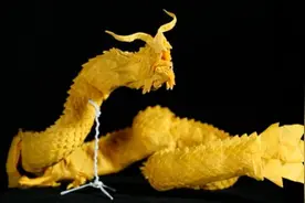 00后大学生耗时187天，用纸折出1400个鳞片的龙图片