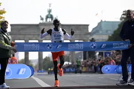 再次刷新世界纪录！基普乔格夺柏林马拉松冠军，唯一遗憾是未能“破二”图片