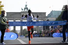 再次刷新世界纪录！基普乔格夺柏林马拉松冠军，唯一遗憾是未能“破二”图片