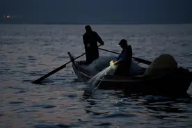 密云水库开渔首日迎大丰收，一船载回三千斤水库鱼图片