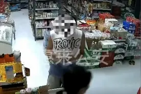 男子买烟假装扫码却不付款逃跑，同伙开摩托接应！两人均落网图片