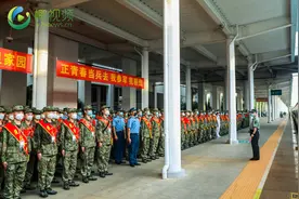 视频+组图丨身着军装、胸戴红花……海南省组织2022年下半年新兵欢送仪式图片