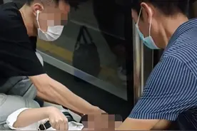 广州地铁站内一女子晕倒抽搐，两男子紧急施救转危为安图片