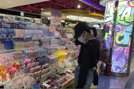 小心！文具盲盒里可能装的是“三无”产品图片